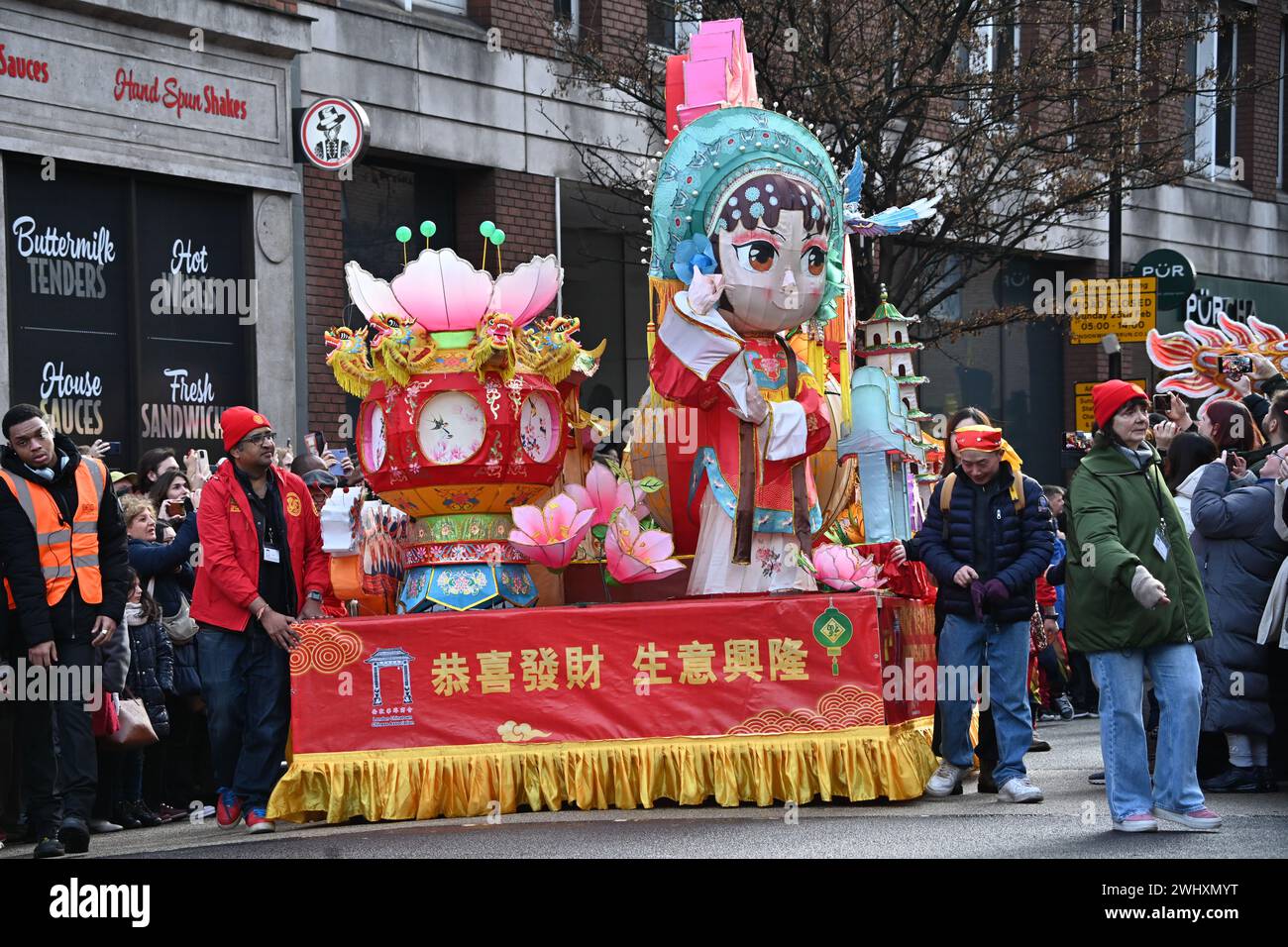 Charing Cross Road, London, Großbritannien. Februar 2024. Die chinesische Neujahrsparade hat viele Drachen, die das Jahr des Drachen repräsentieren. Tausende von Menschen nahmen an der chinesischen Feier in London Teil, bei der Parader in traditionellen chinesischen Kostümen, chinesische Wagen, Löwentänze und Drachentänze auftraten. Das Mondneujahr 2024 ist das Jahr des Drachen. Die Chinesische Gemeinschaft in London organisierte eine Parade entlang der Charing Cross Road in London Chinatown und trat am Trafalgar Square auf. Quelle: Siehe Li/Picture Capital/Alamy Live News Stockfoto