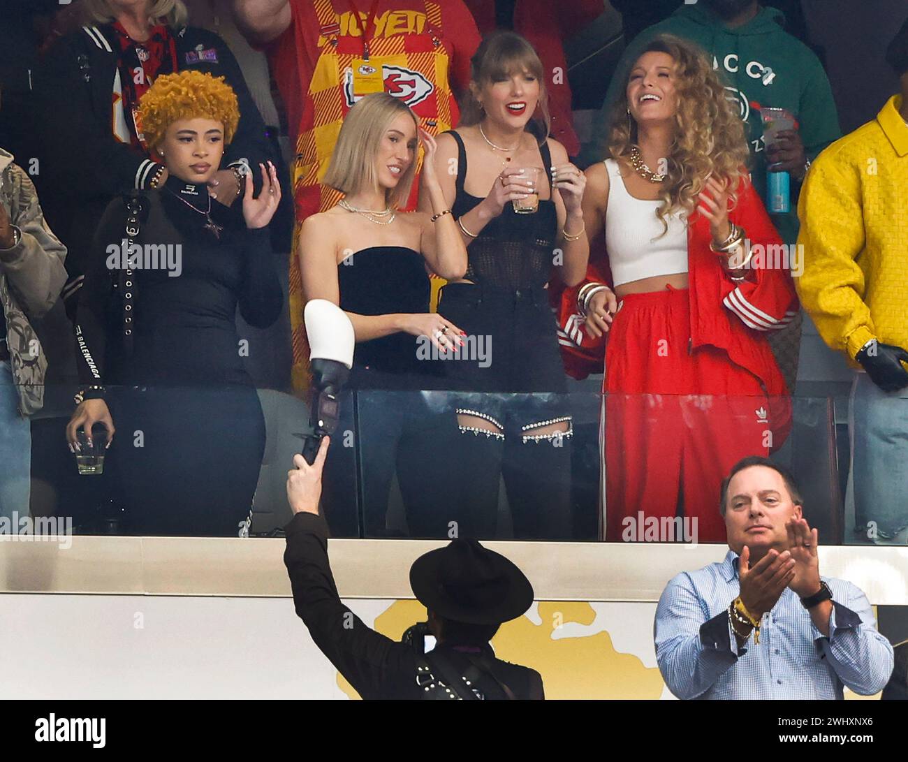 Las Vegas, Usa. Februar 2024. Die Entertainerin Taylor Swift lächelt von der Tribüne, während sie am Sonntag, den 11. Februar 2024, im Allegiant Stadium in Las Vegas, Nevada, zu Schauspielerin Blake Lively kommt. Foto: John Angelillo/UPI Credit: UPI/Alamy Live News Stockfoto