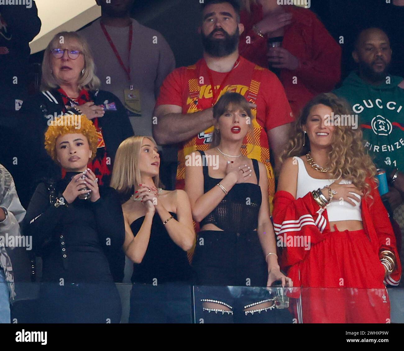 Las Vegas, Usa. Februar 2024. Der Entertainer Taylor Swift begleitet die Schauspielerin Blake Lively und die Kansas City Chiefs Tight End Travis Kelce bei der Nationalhymne während des Super Bowl LVIII im Allegiant Stadium in Las Vegas, Nevada, am Sonntag, den 11. Februar 2024. Foto: John Angelillo/UPI Credit: UPI/Alamy Live News Stockfoto