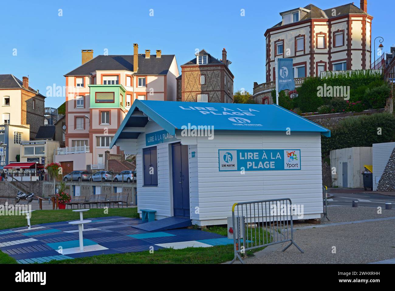 Lesen Sie am Strand, Yport, Normandie, Frankreich Stockfoto