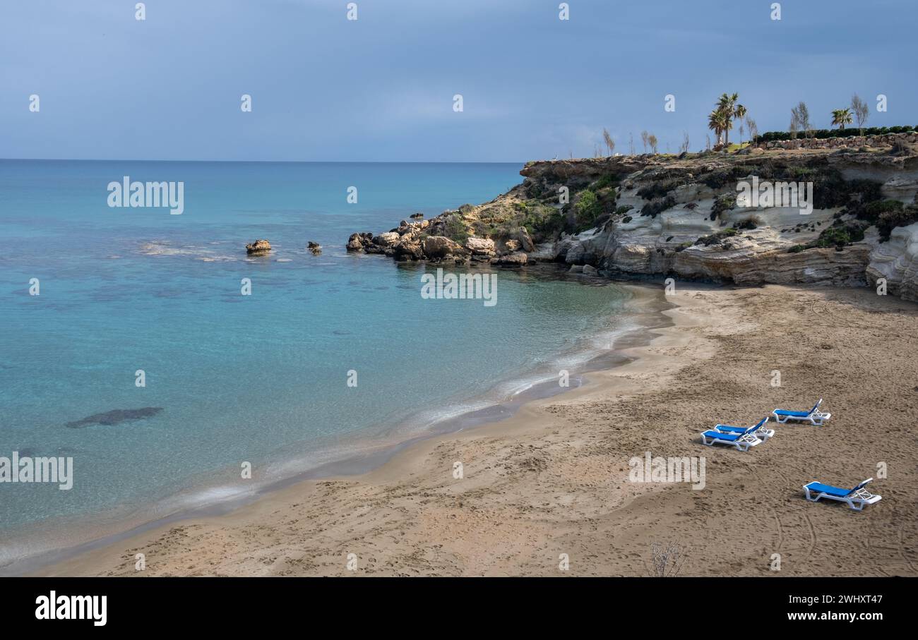 Leerer tropischer Sandstrand im Winter. Sommerstrand, Ferienort Stockfoto