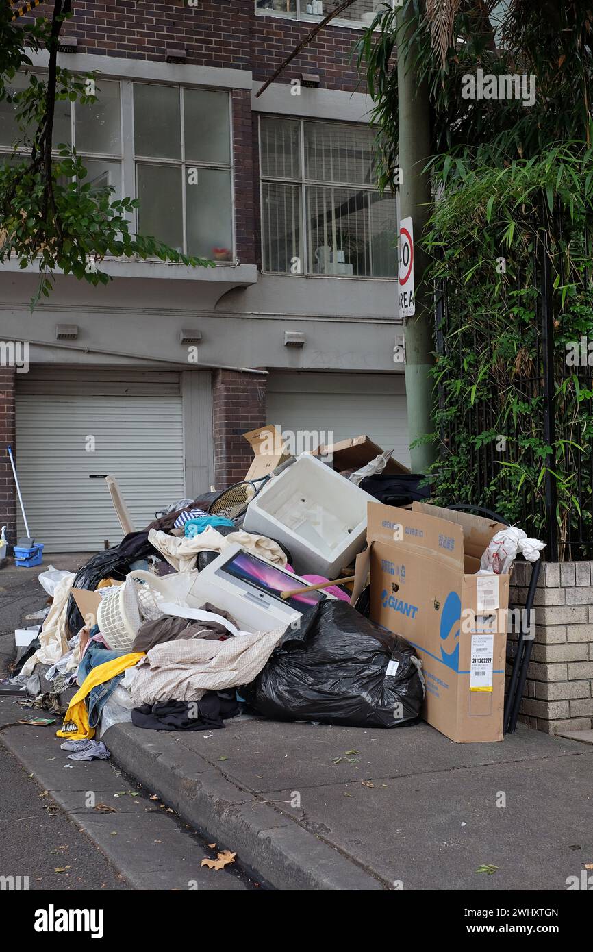 Anzeichen von Mietstress – illegales Abladen von Haushaltswaren nach Zwangsräumung, Kleidung, Geräten, Möbeln und persönlichen Gütern auf der Straße Stockfoto