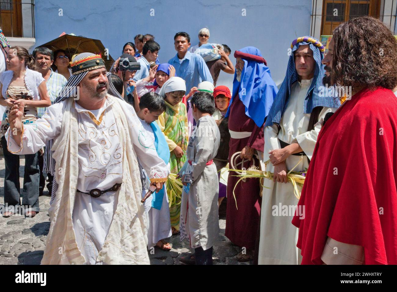 Antigua, Guatemala. Palmensonntag Nachstellung der Ereignisse im Leben Jesu. Pharisäer macht Jesus lächerlich, weil er sagt, er könne den Tempel in drei Tagen wieder aufbauen. Stockfoto