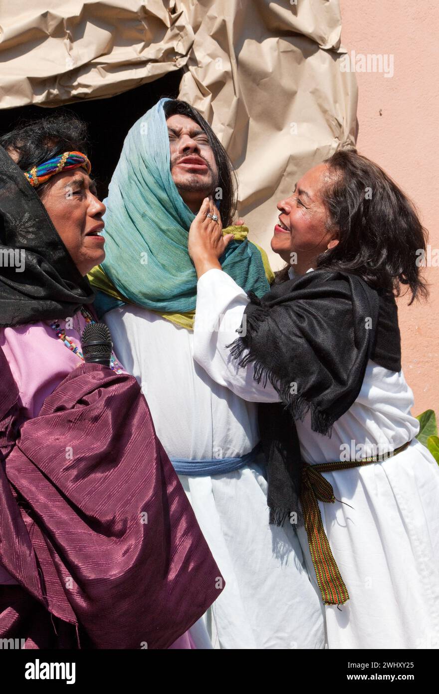 Lazarus und seine beiden Schwestern, Maria und Martha, freuen sich, als er aus dem Grab kommt. (Johannes 11). Palmensonntag Nachstellung der Ereignisse im Leben Jesu. Stockfoto