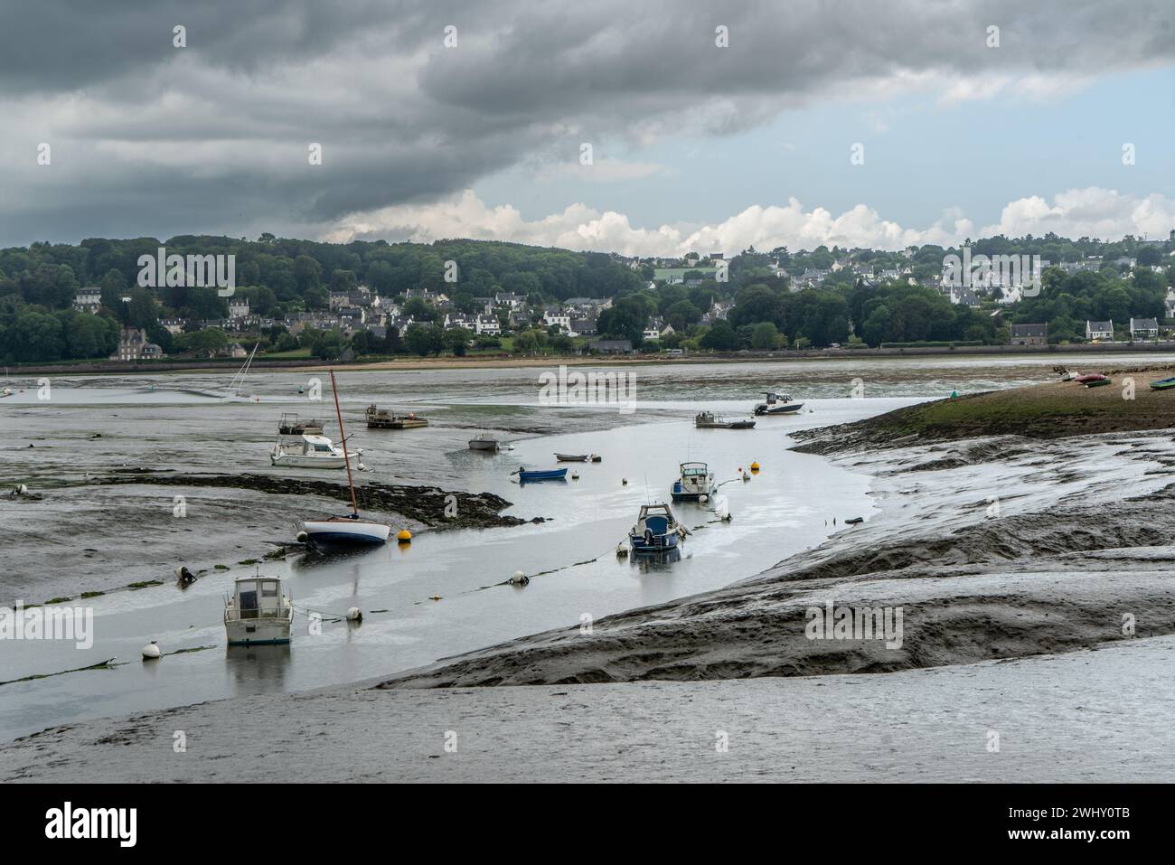 Ebbe in der Bucht von Morlaix, Bretagne Stockfoto