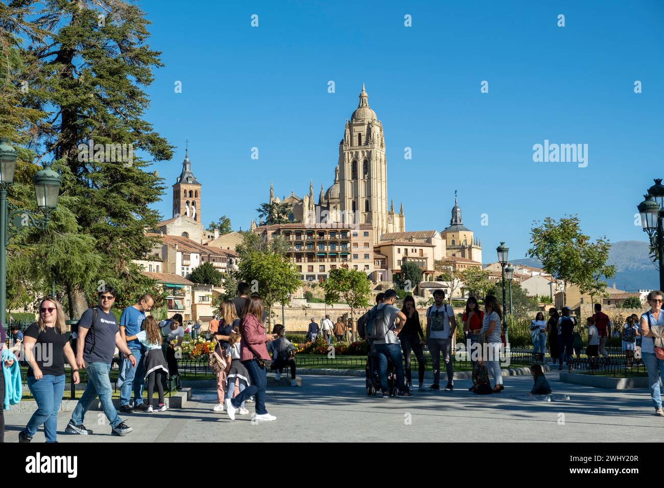 2023 09 23 Segovia, Spanien. Touristat am Queen victoria eugenia Platz mit der Kathedrale von Segovia im Hintergrund Stockfoto