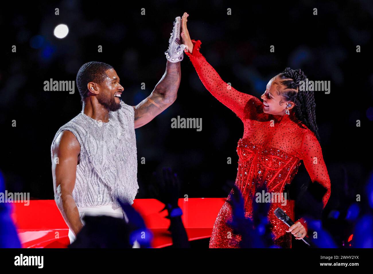 Las Vegas, Usa. Februar 2024. Am Sonntag, den 11. Februar 2024, tritt Usher mit Alicia Keys (R) im Allegiant Stadium in Las Vegas, Nevada, auf. Foto: John Angelillo/UPI Credit: UPI/Alamy Live News Stockfoto