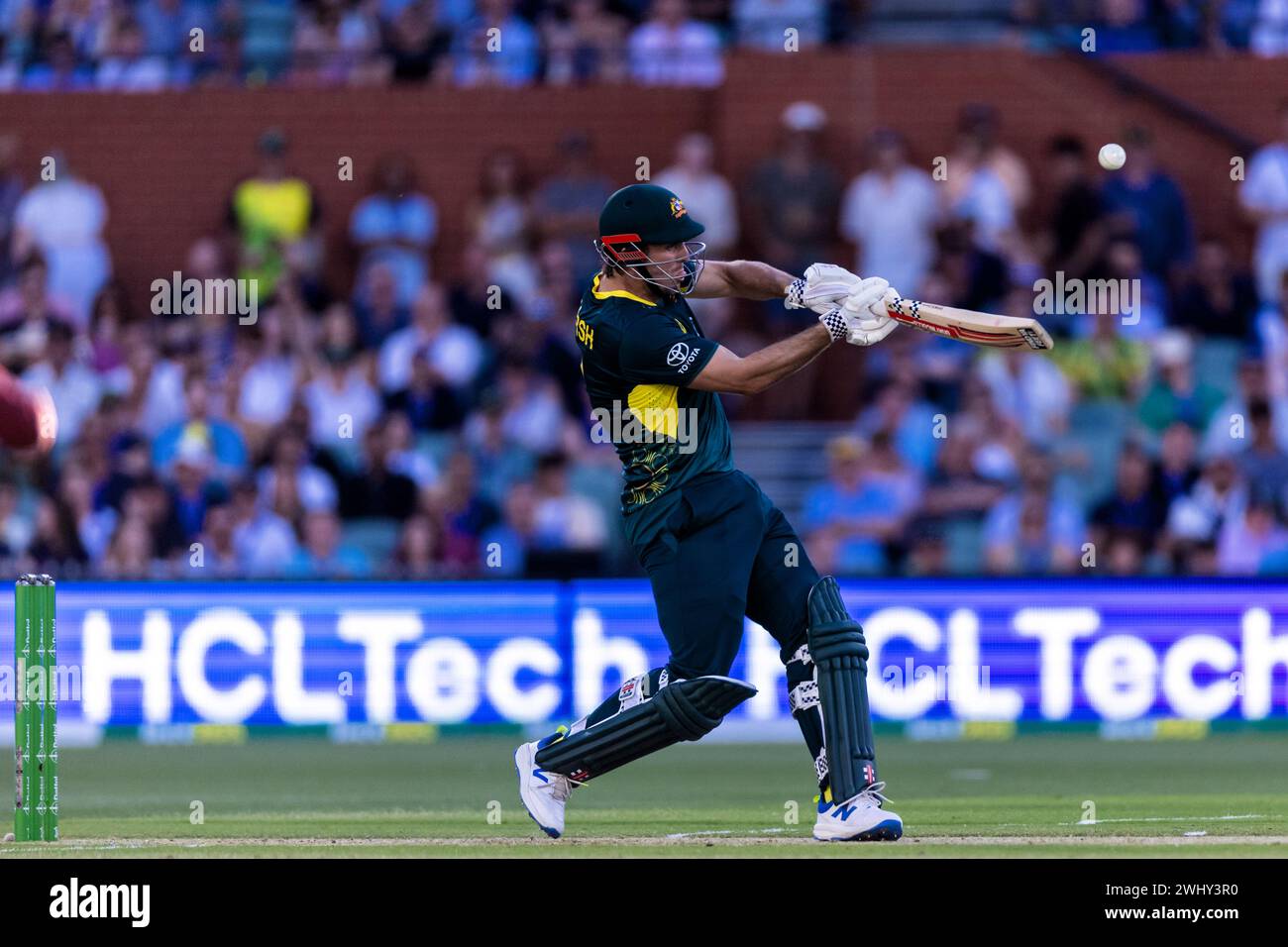 Adelaide, Australien, 11. Februar 2024. Der australische Captain Mitchell Marsh greift während des zweiten Spiels der T20 International Series zwischen Australien und West Indies am 11. Februar 2024 im Adelaide Oval an. Quelle: Santanu Banik/Speed Media/Alamy Live News Stockfoto