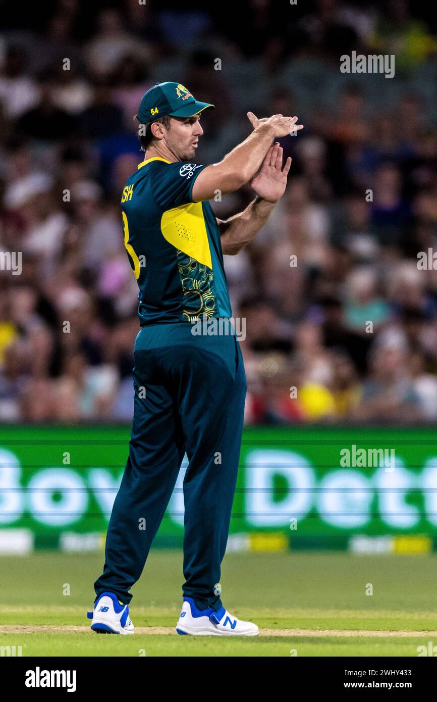 Adelaide, Australien, 11. Februar 2024. Der australische Captain Mitchell Marsh nimmt am 11. Februar 2024 im Adelaide Oval einen DRS-Test während des zweiten Spiels der T20 International Series zwischen Australien und West Indies. Quelle: Santanu Banik/Speed Media/Alamy Live News Stockfoto