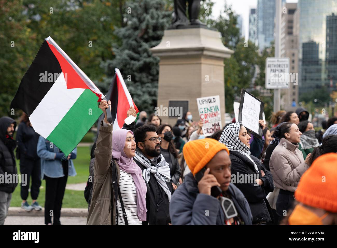 Toronto, Kanada - 18. Oktober 2023: Eine Menschenmenge versammelt sich zu einem friedlichen Protest, wobei eine führende Stimme durch ein Megaphon verstärkt wird. Stockfoto