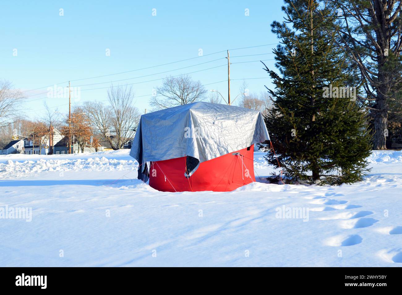 Ein Zelt im Saunders Park wurde als Lager in Halifax, Nova Scotia, Kanada ausgewiesen und war Teil der Reaktion der Gemeinde auf die anhaltende Wohnungskrise Stockfoto
