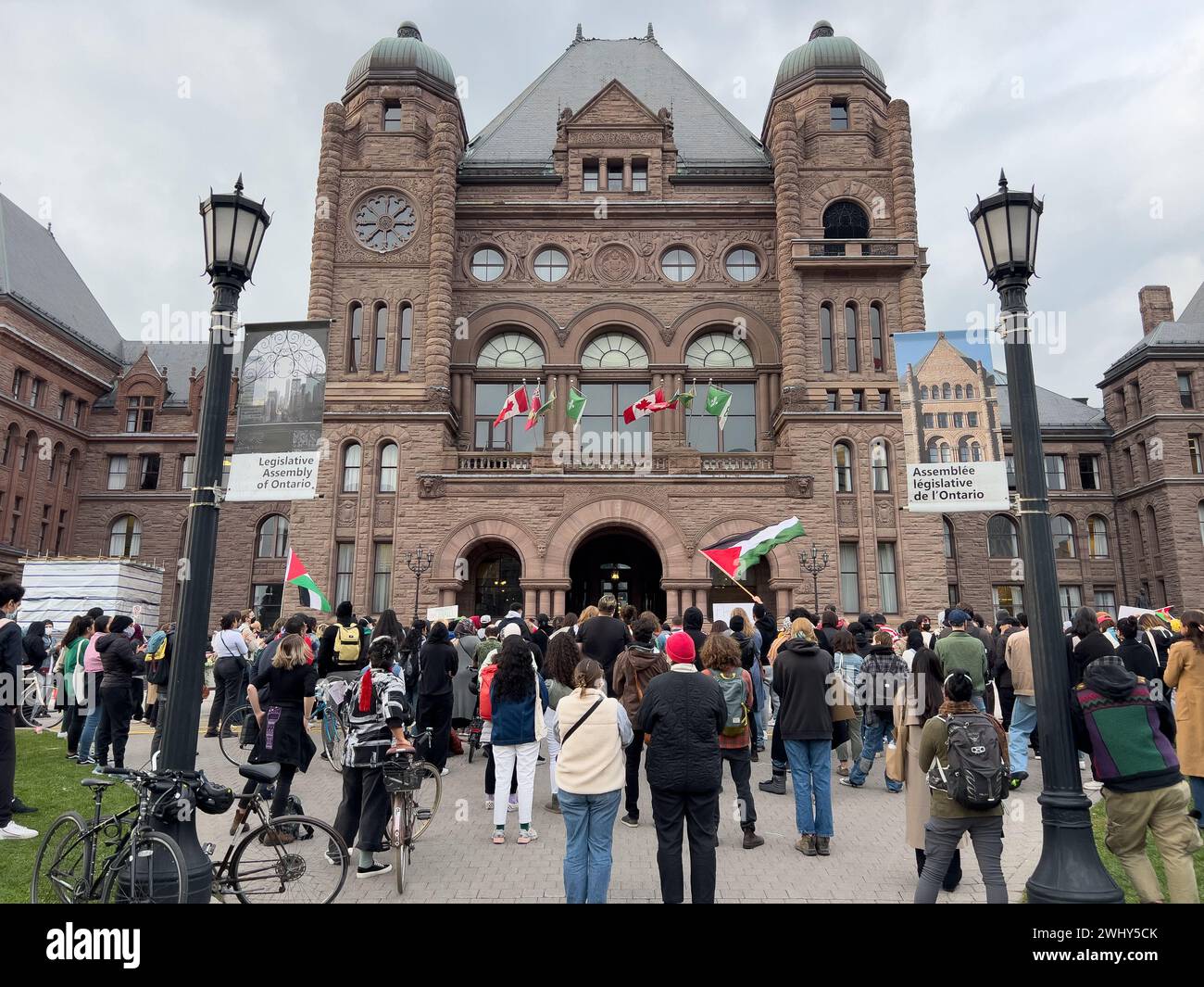 Toronto, Kanada - 18. Oktober 2023: Eine Versammlung verschiedener Gesichter in Toronto, die in ihrem Aufruf zum Frieden und an End to the ag vereint wurden Stockfoto