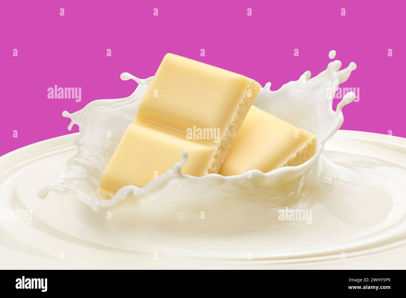 Fallende weiße Schokoladentafeln in Milchspritzer Stockfoto