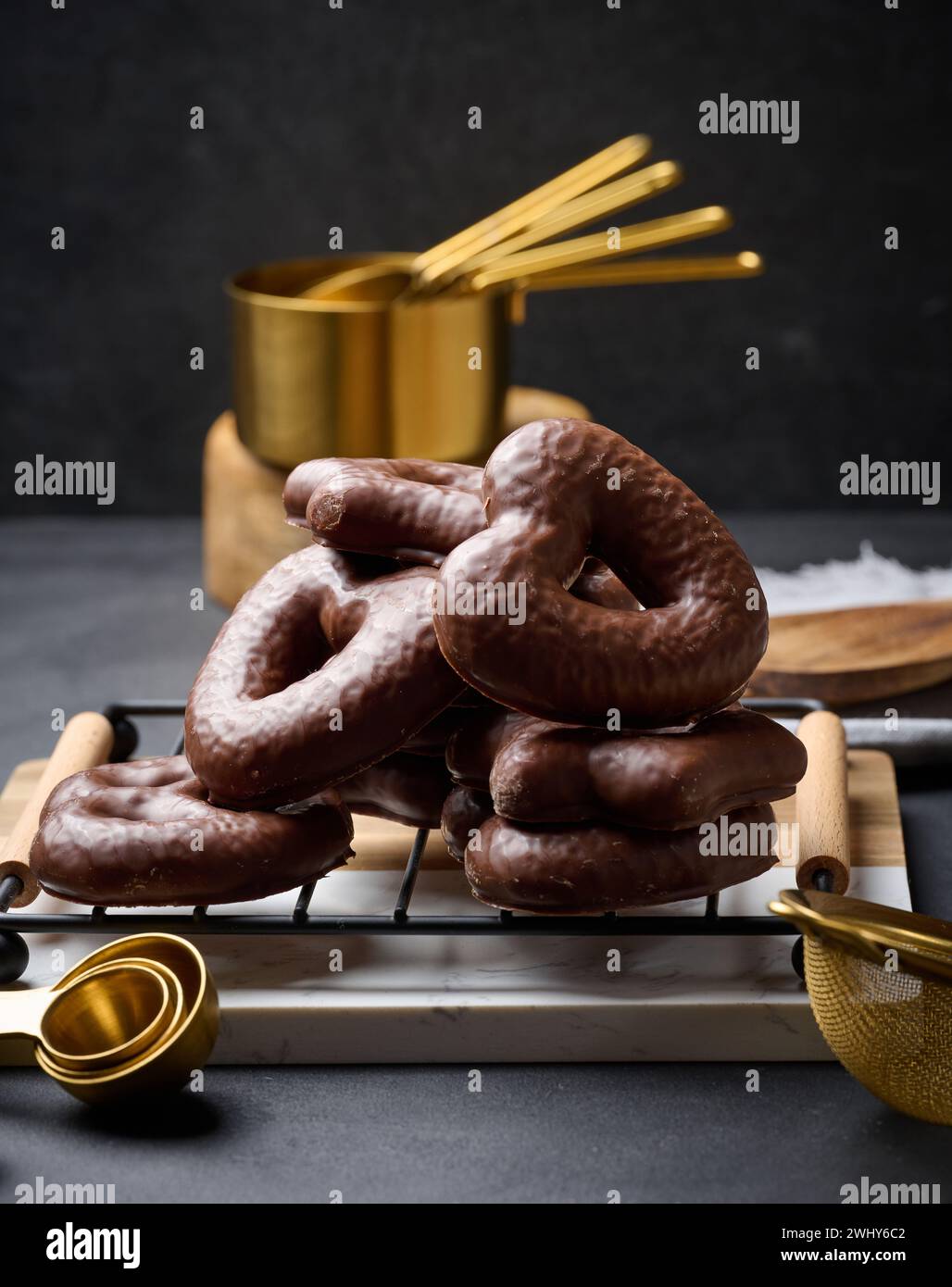 Schokoladen-Lebkuchen-Kekse auf schwarzem Tisch Stockfoto