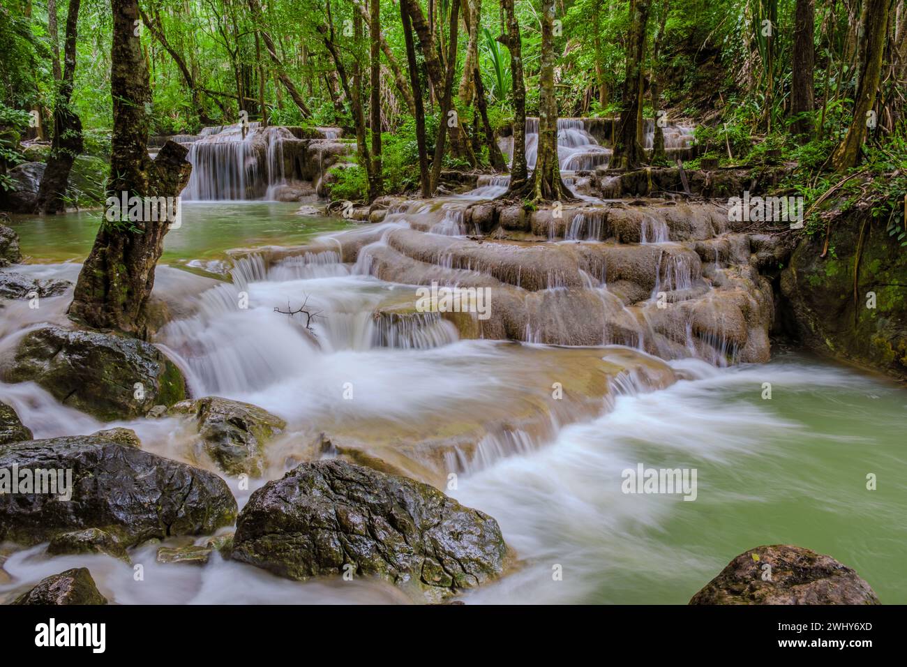 Erawan Wasserfall Thailand, wunderschöner tiefer Wald Wasserfall in Thailand Stockfoto