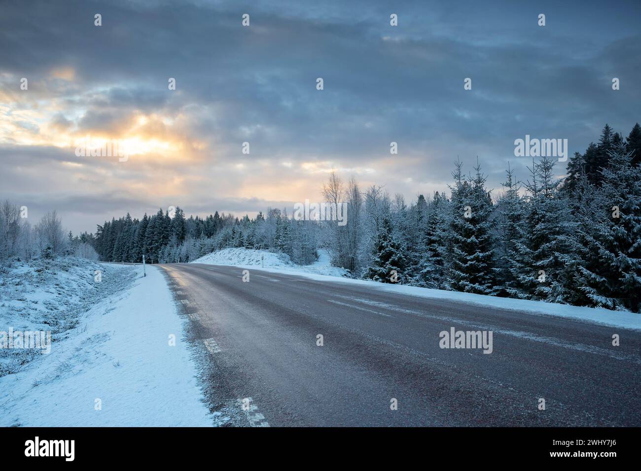 Straße in der Winterlandschaft bei Sonnenaufgang Stockfoto