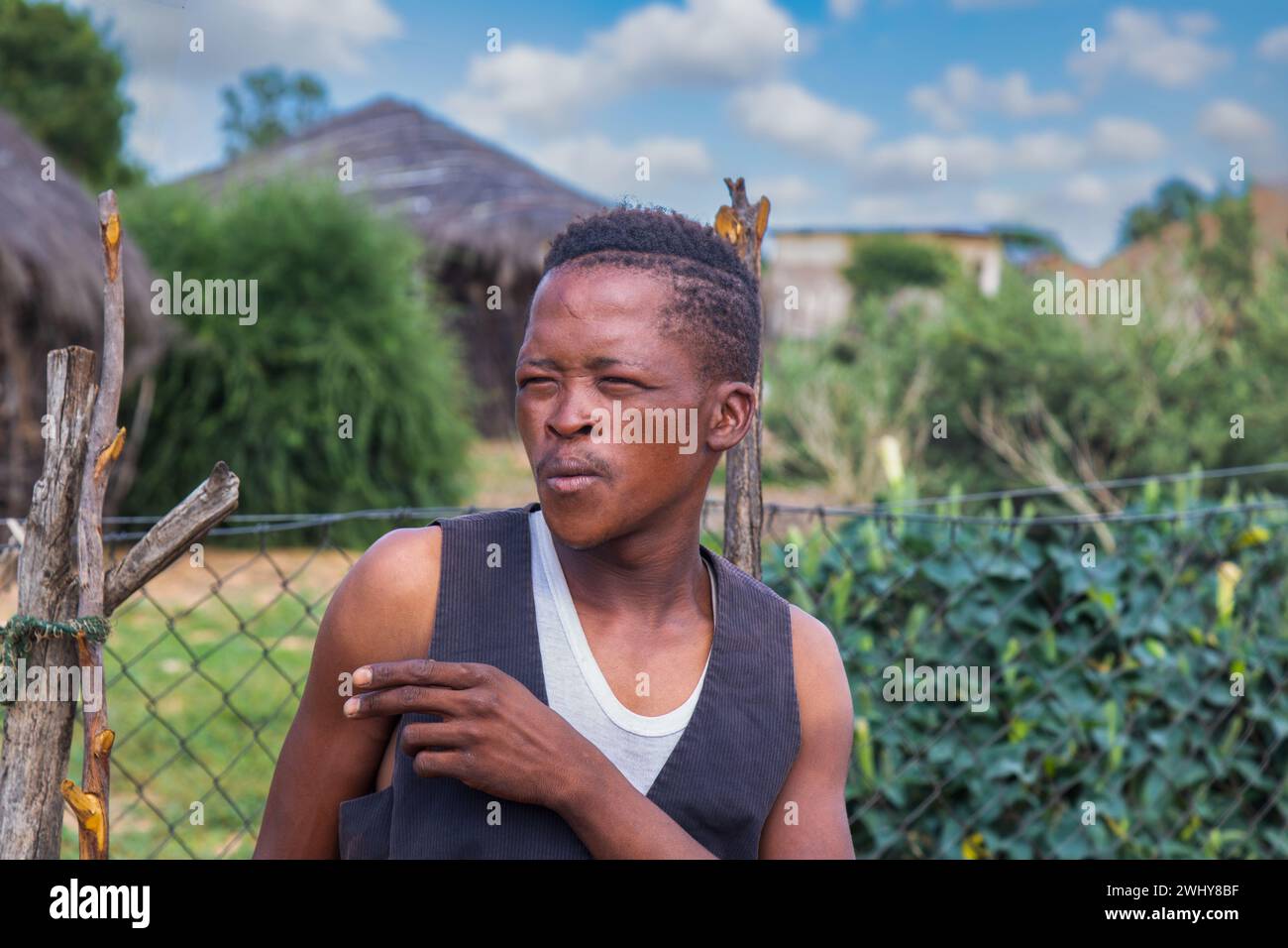 Junger afrikanischer Mann mit einer harten Figur, Ghettostadt Südafrika, informelle Siedlung Stockfoto