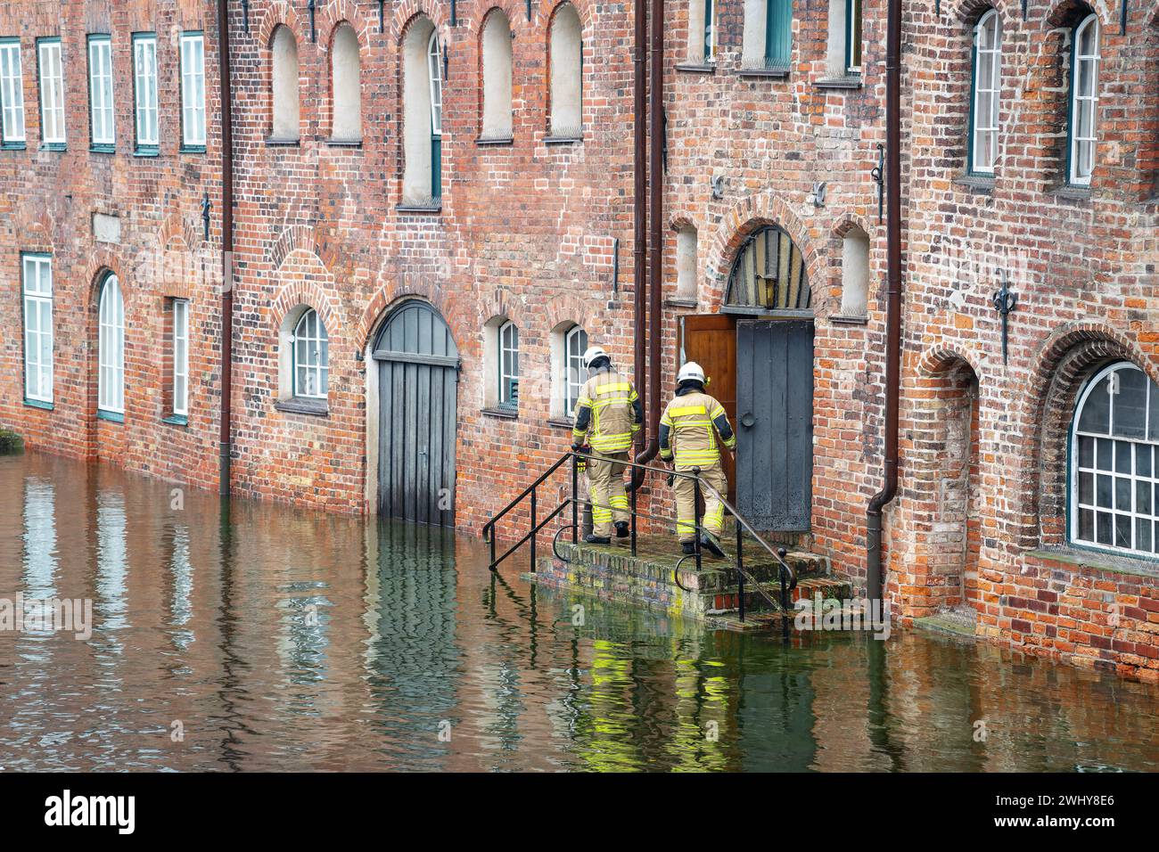 Hochwasser überschwemmt die Lübecker Altstadt als die Trave ihr Ufer überquert, kontrollieren Spezialisten den Wasserstand und die Gefahr Stockfoto