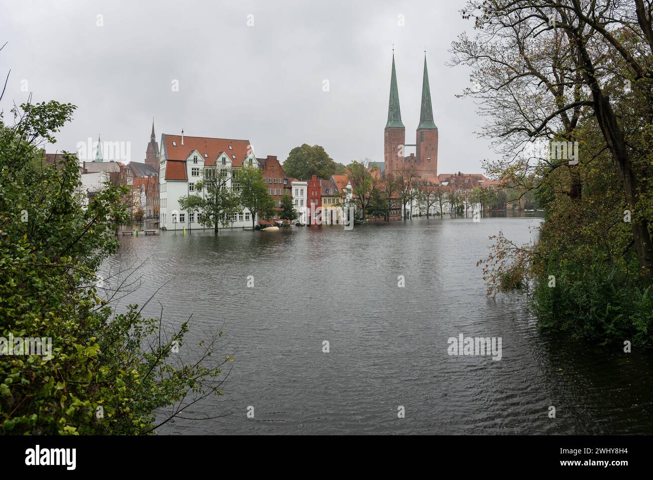Hochwasserfluten in der Lübecker Altstadt überquert die Trave ihr Ufer, die historischen Häuser stehen im Wasser, r Stockfoto