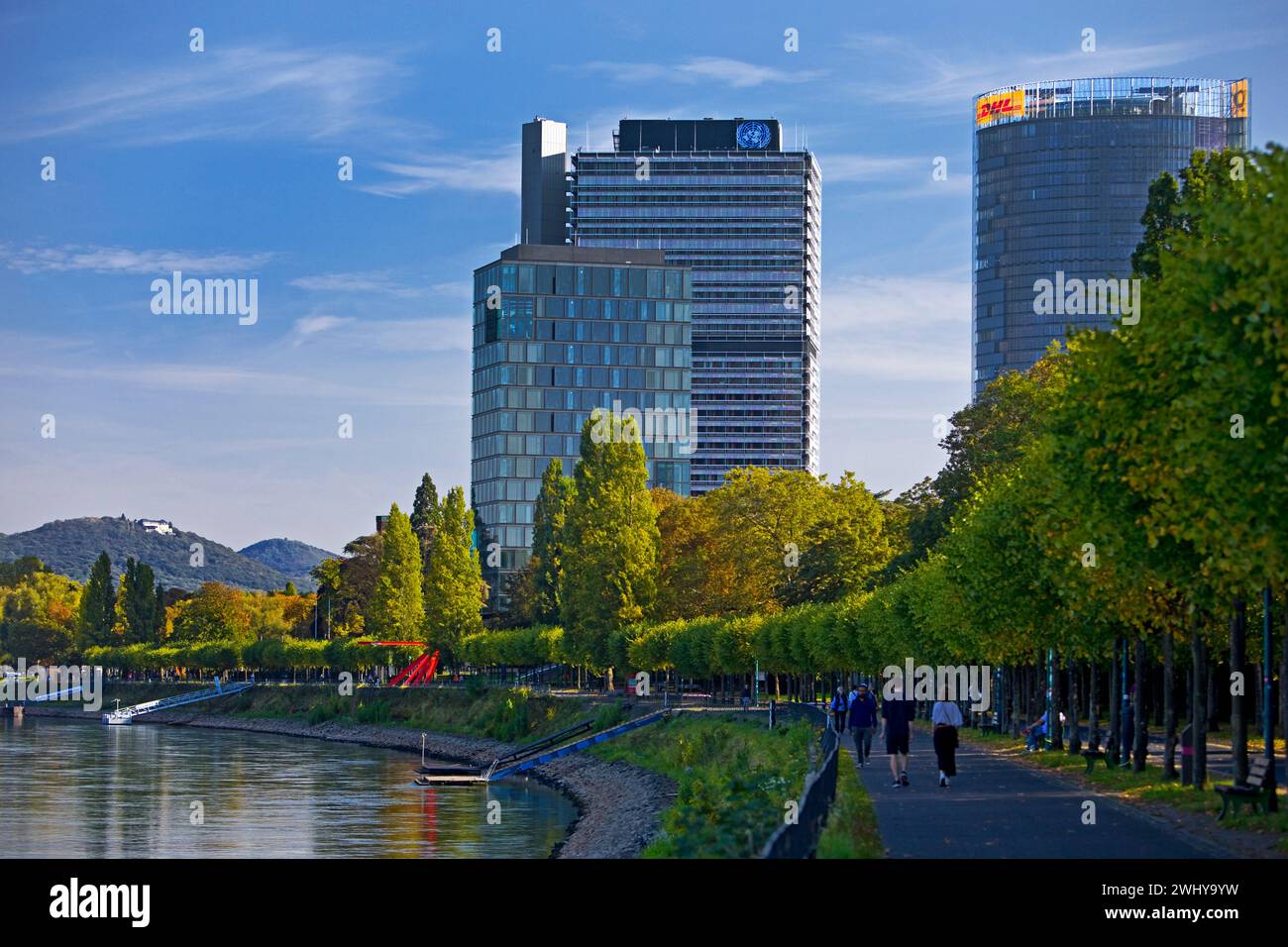 Rhein und Wilhelm-Spiritus-Ufer mit langem Eugen und Postturm, Bonn, Rheinland, Deutschland, Europa Stockfoto