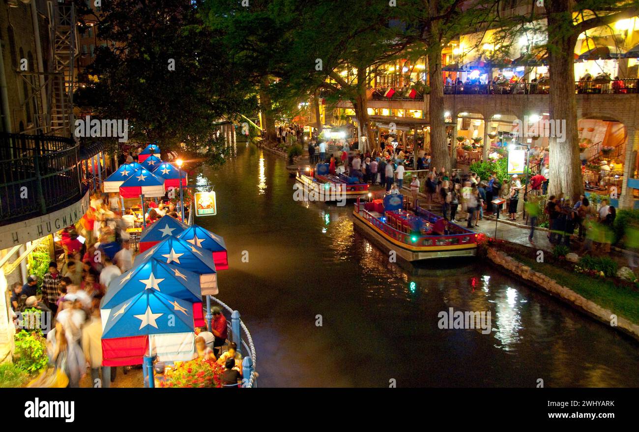 Restaurants säumen den River Walk am Paseo de Rio in der Innenstadt von San Antonio, Texas - USA Stockfoto