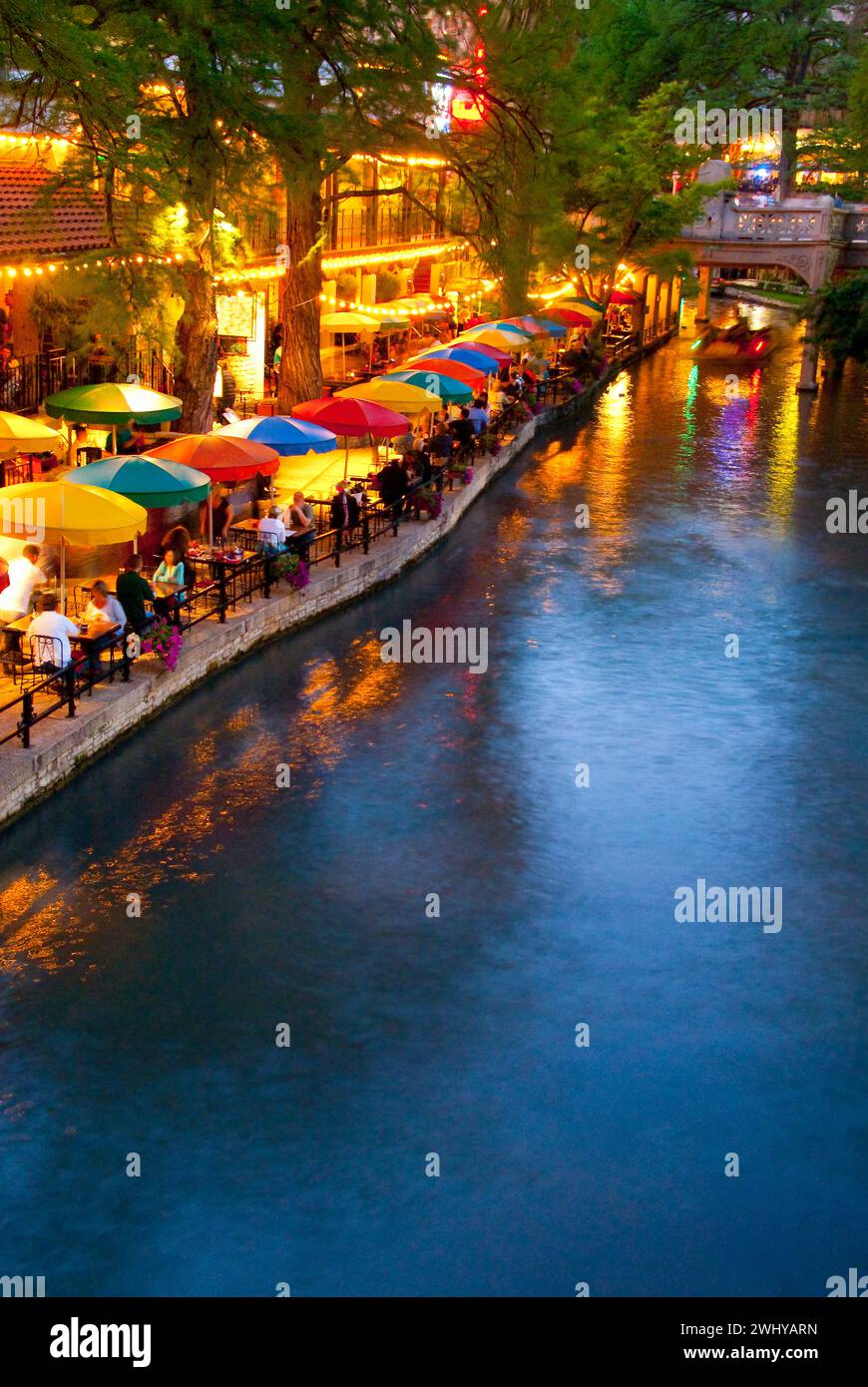 Restaurants säumen den River Walk am Paseo de Rio in der Innenstadt von San Antonio, Texas - USA Stockfoto