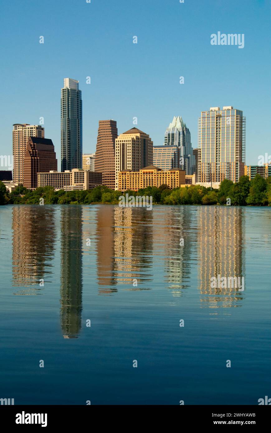 Die Hauptstadt von Texas liegt am Ufer des Lady Bird Lake, der vom Colorado River gebildet wird. Die Skyline der Innenstadt von Austin, Texas, USA Stockfoto