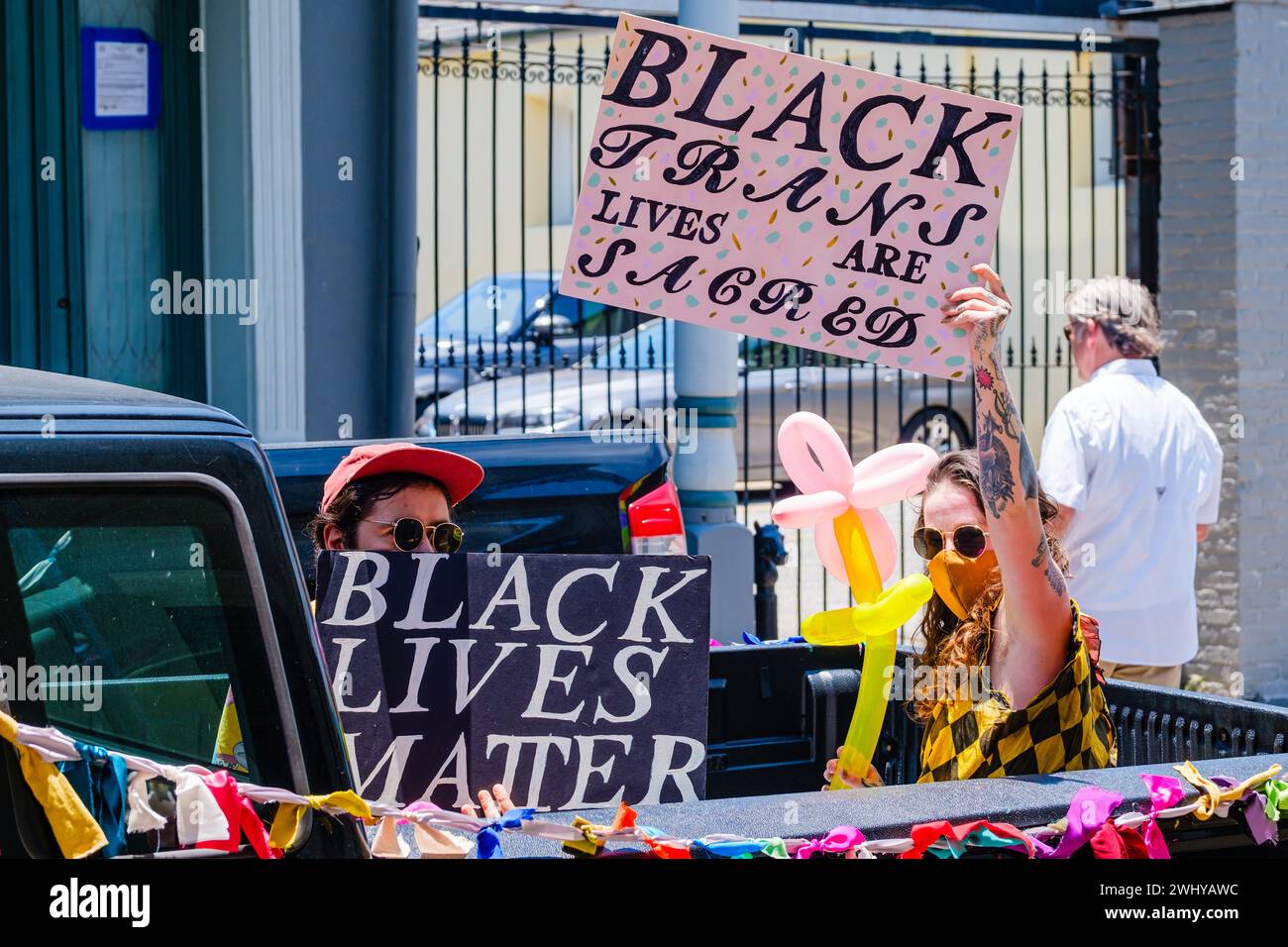 New Orleans, Louisiana, USA - 13. JUNI 2020: Frauen in Lastwagenbett mit Schildern in der Demonstration von Trans Black Lives Matter im French Quarter Stockfoto