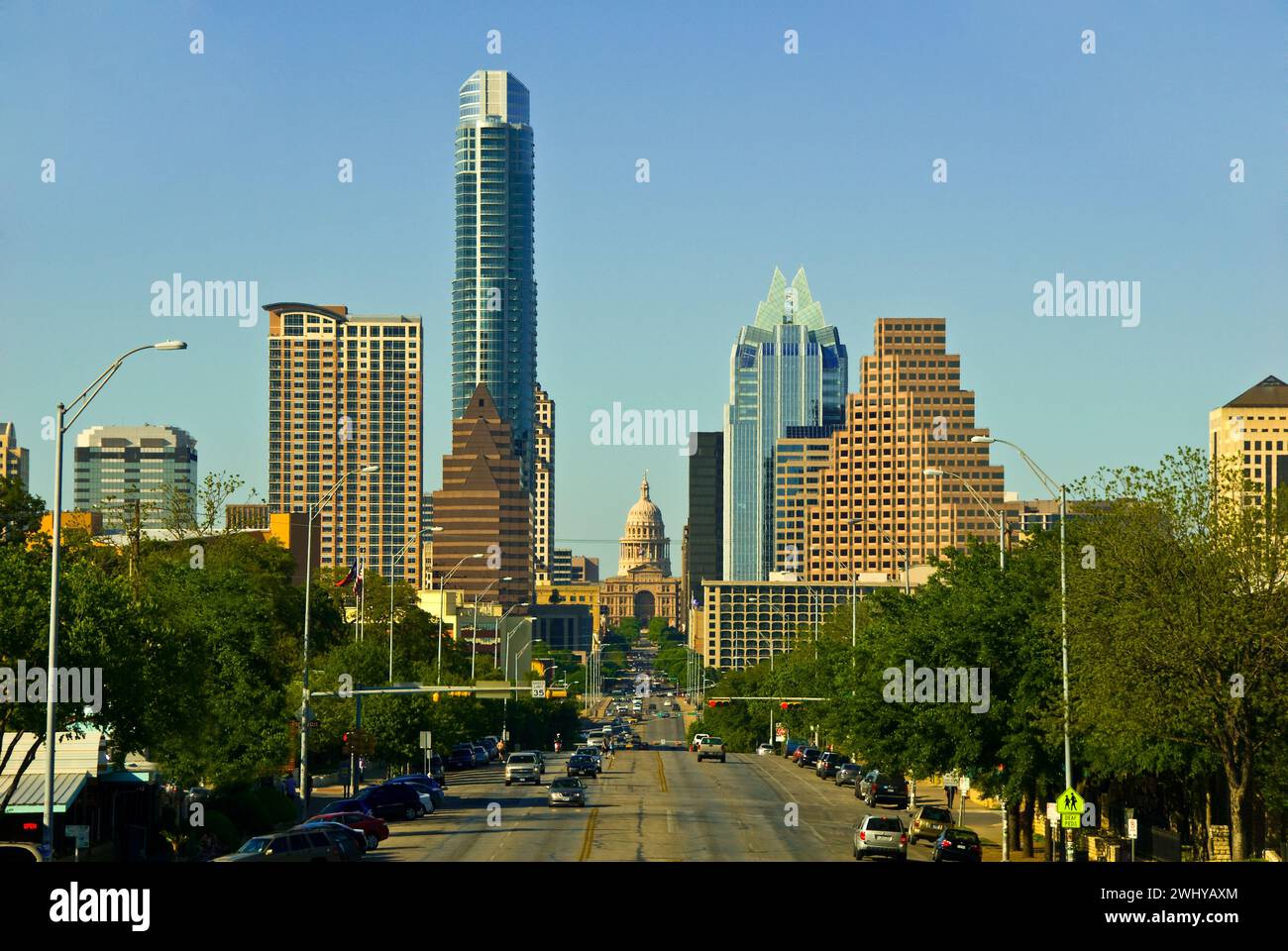 Die Congress Avenue, eine Hauptstraße, führt zum Texas State Capitol im Zentrum von Austin, Texas, USA Stockfoto