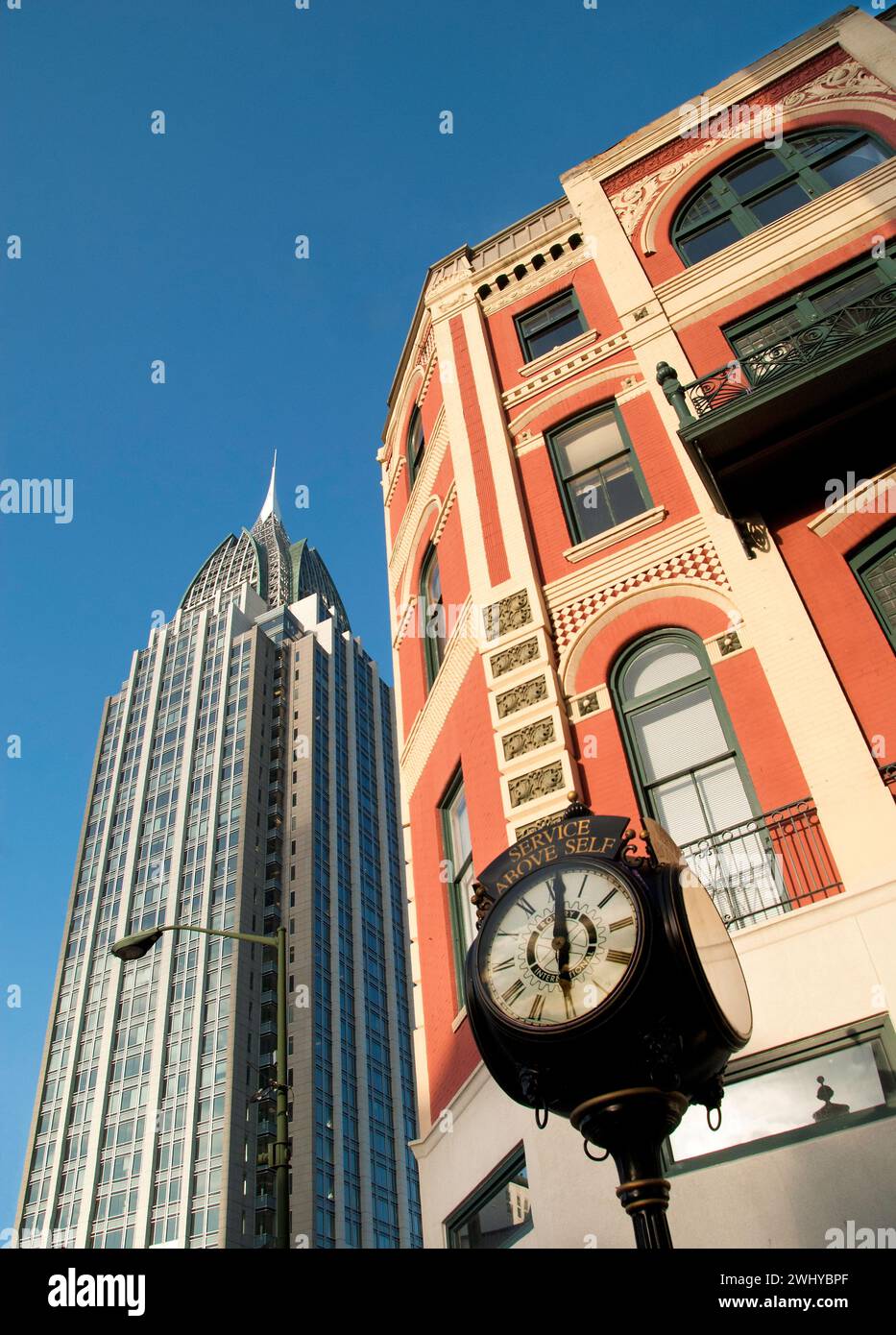 Uhr und Gebäude im Lower Dauphin Street Historic District und RSA Battle House Tower im Zentrum von Mobile, Alabama, USA Stockfoto