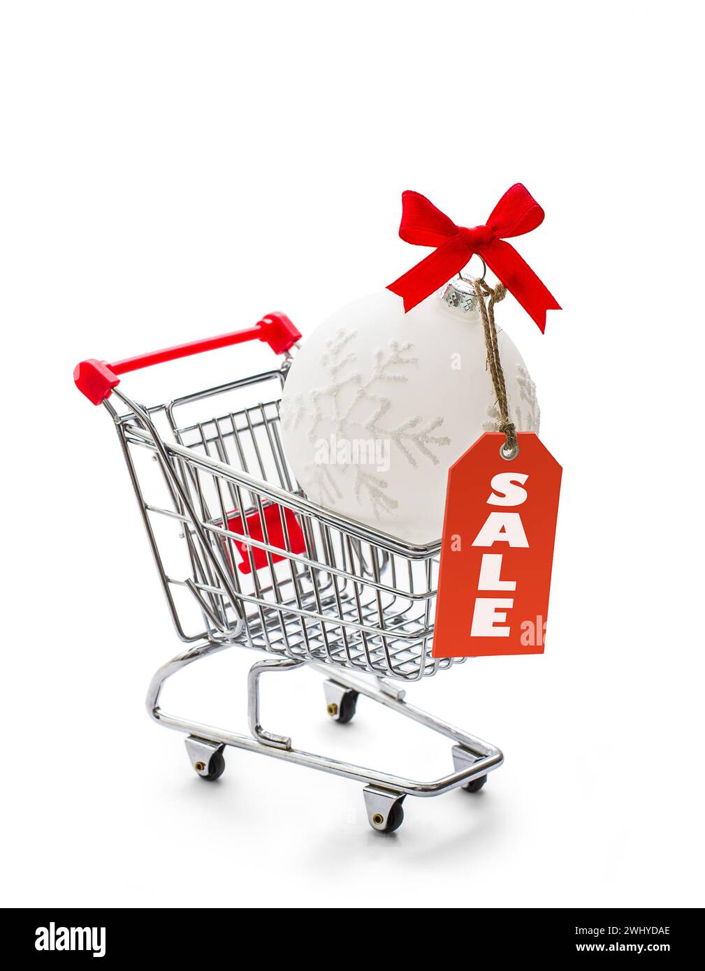 Warenkorb mit großer Weihnachtskugel Stockfoto