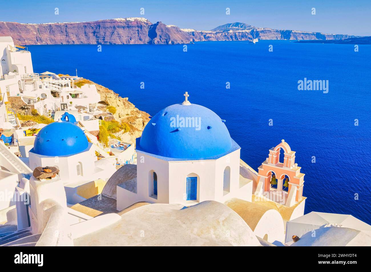 Oia Santorini Griechenland an einem sonnigen Tag im Sommer mit weiß getünchten Häusern und Kirchen, griechische Insel Stockfoto