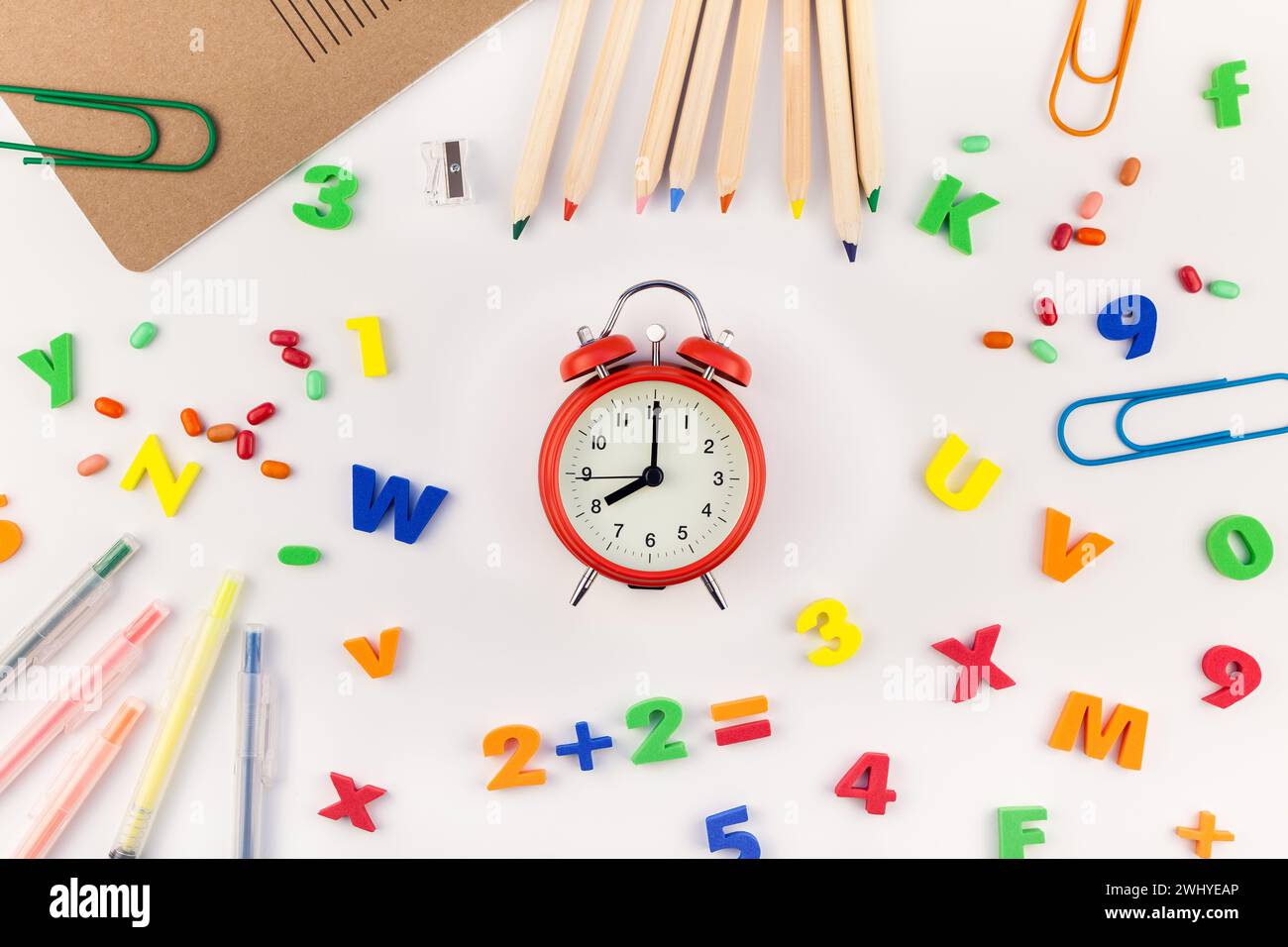 Back-to-School-Konzept mit Bürobedarf Stockfoto