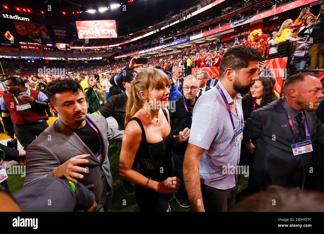 Las Vegas, Usa. Februar 2024. Die Entertainerin Taylor Swift macht sich auf den Weg ins Feld, nachdem die Kansas City Chiefs am Sonntag, den 11. Februar 2024, die San Francisco 49ers 25-22 im Super Bowl LVIII im Allegiant Stadium in Las Vegas, Nevada, besiegt hatten. Foto: John Angelillo/UPI Credit: UPI/Alamy Live News Stockfoto