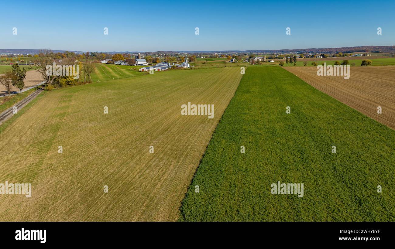 Luftaufnahme der Amish-Ackerland, Fleckenarbeiten der Felder decken Ernte und Farbe im Herbst ab Stockfoto