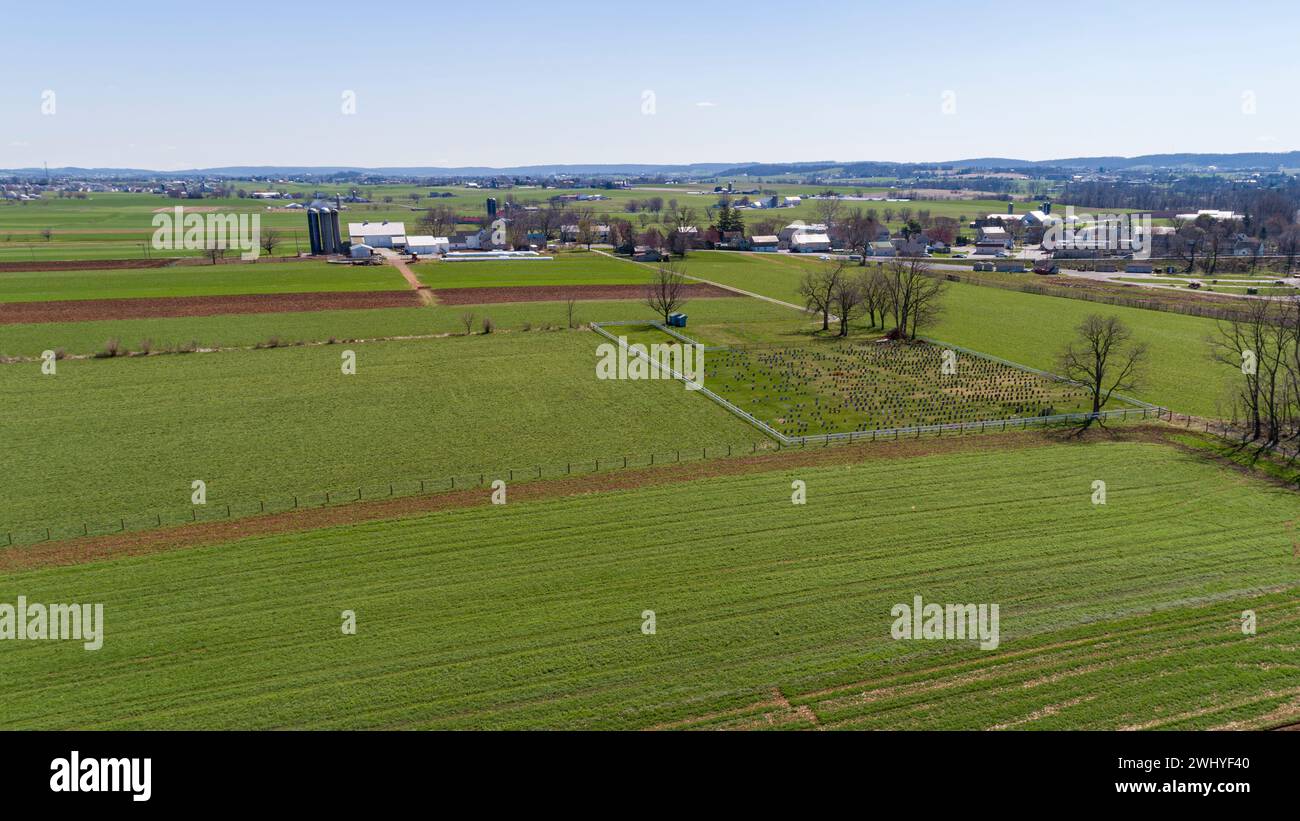 Luftaufnahme der holländischen Bauernhöfe in Pennsylvania mit einem Amischen Friedhof an einem sonnigen Frühlingstag Stockfoto