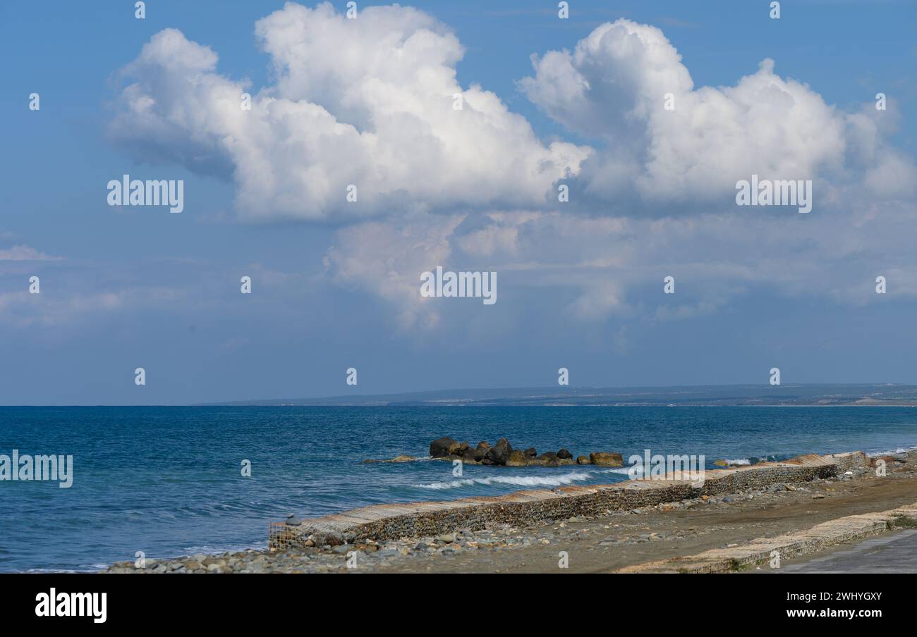 Winterhimmel über dem Mittelmeer am Strand von Zypern Stockfoto