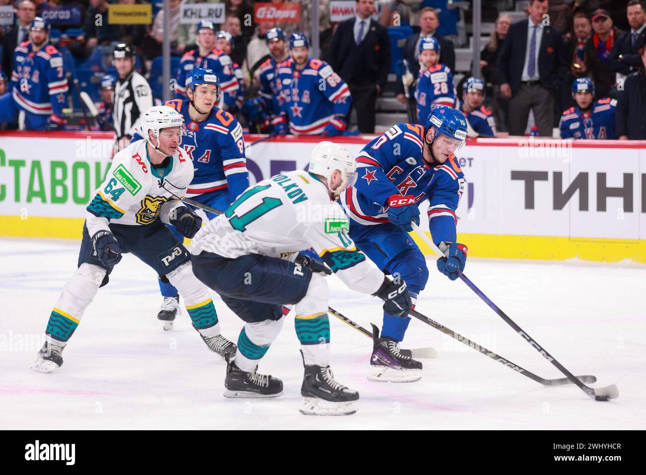 Sankt Petersburg, Russland. Februar 2024. Zakhar Bardakov (R) von SKA und Artyom Volkov (2. R) von Sochil im Einsatz während des KHL Eishockeyspiels zwischen HC SKA St. Petersburg und HC Sotschi in der SKA Arena. (Endnote; SKA St. Petersburg 8:1 Sotschi) (Foto: Sergei Mikhailichenko/SOPA Images/SIPA USA) Credit: SIPA USA/Alamy Live News Stockfoto