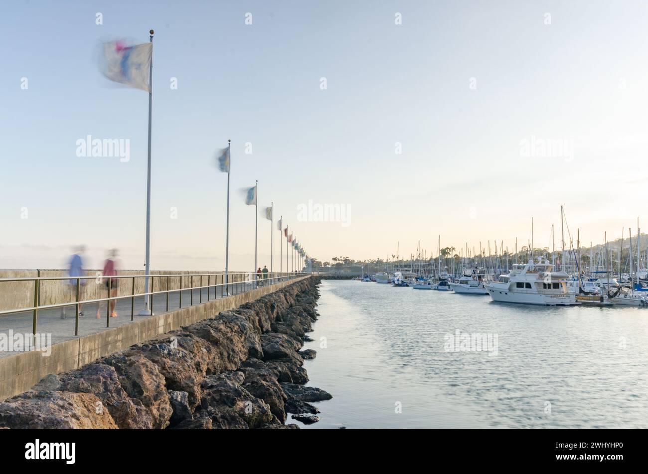 Santa Barbara Harbor, Sandspit Breakwater, Küstenlandschaft, Blick aufs Meer, nautische Landschaft, Hafeneingang Stockfoto