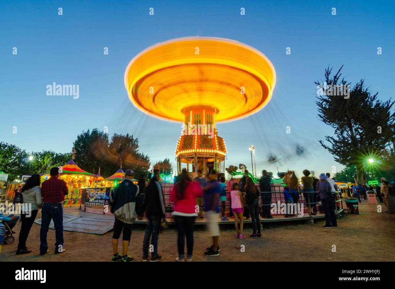 Sonoma County Fair, farbenfrohe Fahrgeschäfte, Karneval bei Nacht, Riesenrad, lange Exposition, leuchtende Lichter, Vergnügungspark Stockfoto