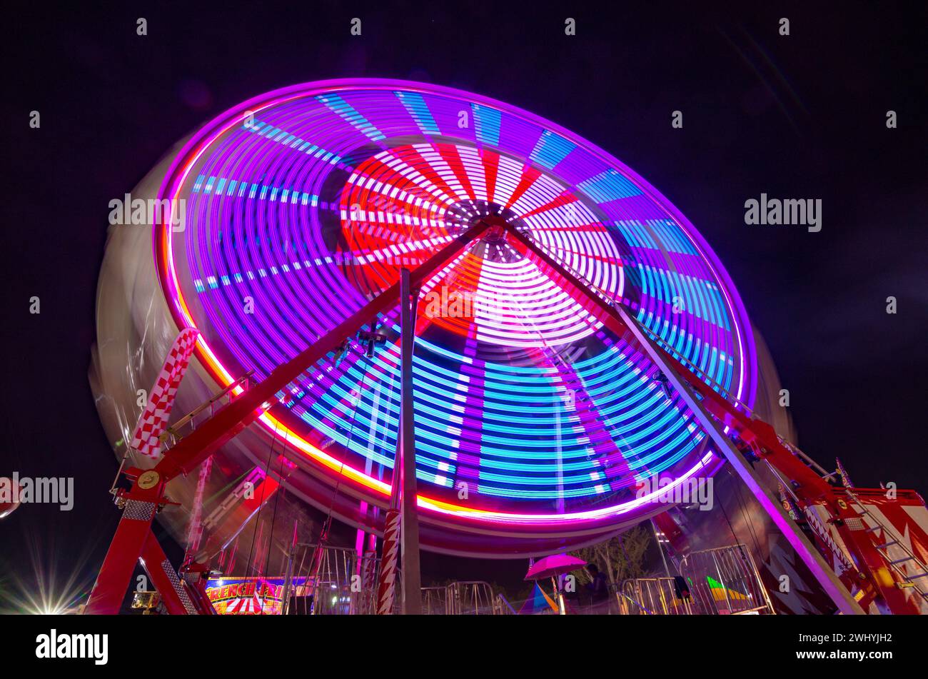 Sonoma County Fair, farbenfrohe Fahrgeschäfte, Karneval bei Nacht, Riesenrad, lange Exposition, leuchtende Lichter, Vergnügungspark Stockfoto