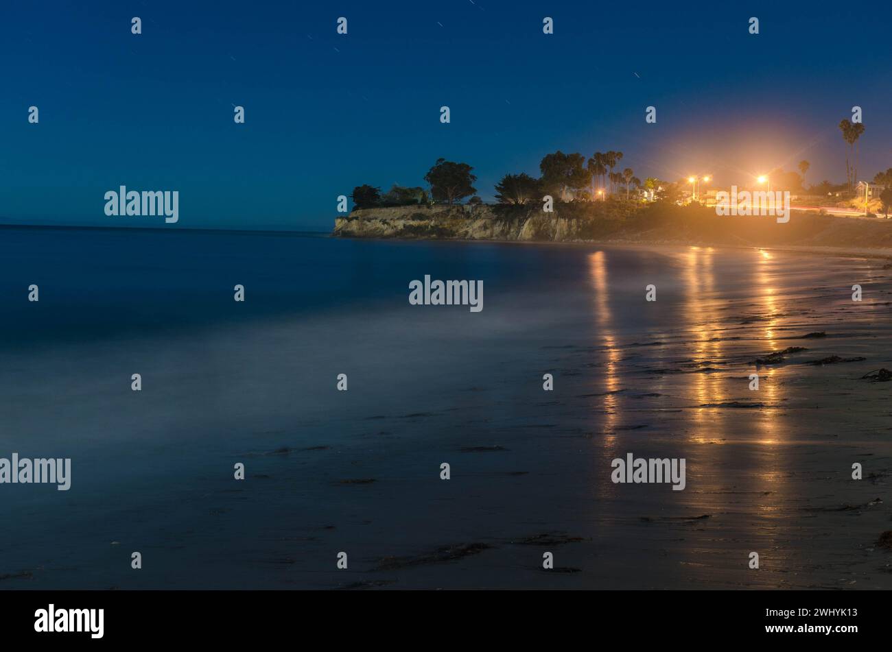 Santa Barbara, Küste, Nacht, Meerblick, Stadtlichter, Küstenschönheit, Nacht, Pazifik, Mondwellen, Santa Barbara Strände Stockfoto