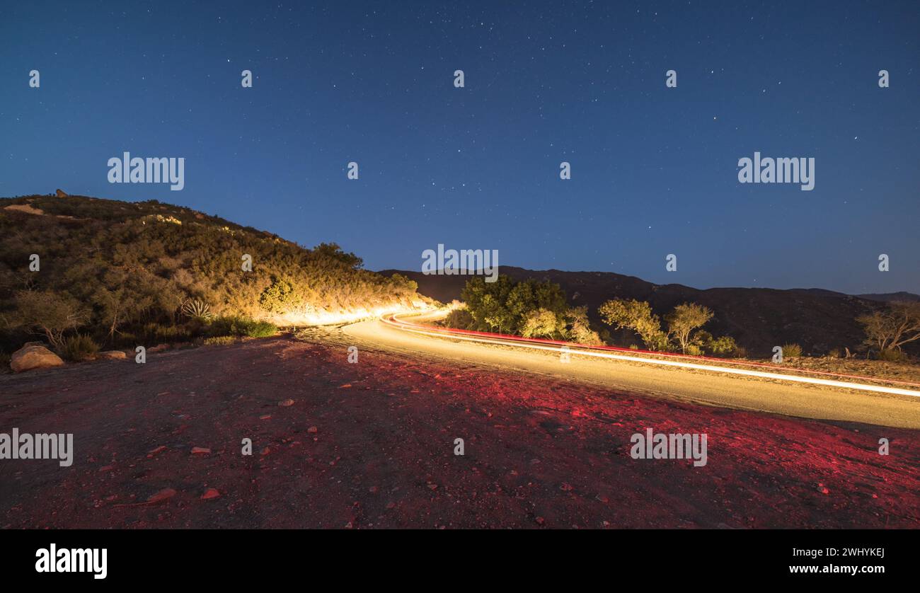 Langzeitbelichtung, Autoscheinwerfer, Berge, Santa Barbara, Nacht, leichte Wege, Bergstraße, Nachtfahrt, beleuchtete, bergige Landschaft Stockfoto