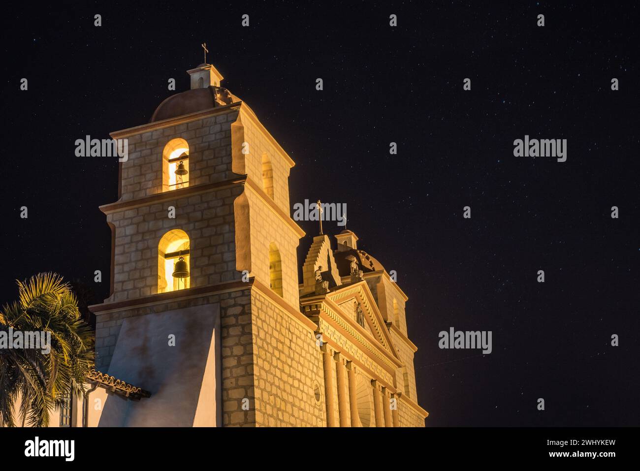 Santa Barbara Mission, Wahrzeichen, Nacht, Abendglühen, architektonische Schönheit, historische Stätte, beleuchtet, Missionarerbe, nächtliche Schönheit Stockfoto