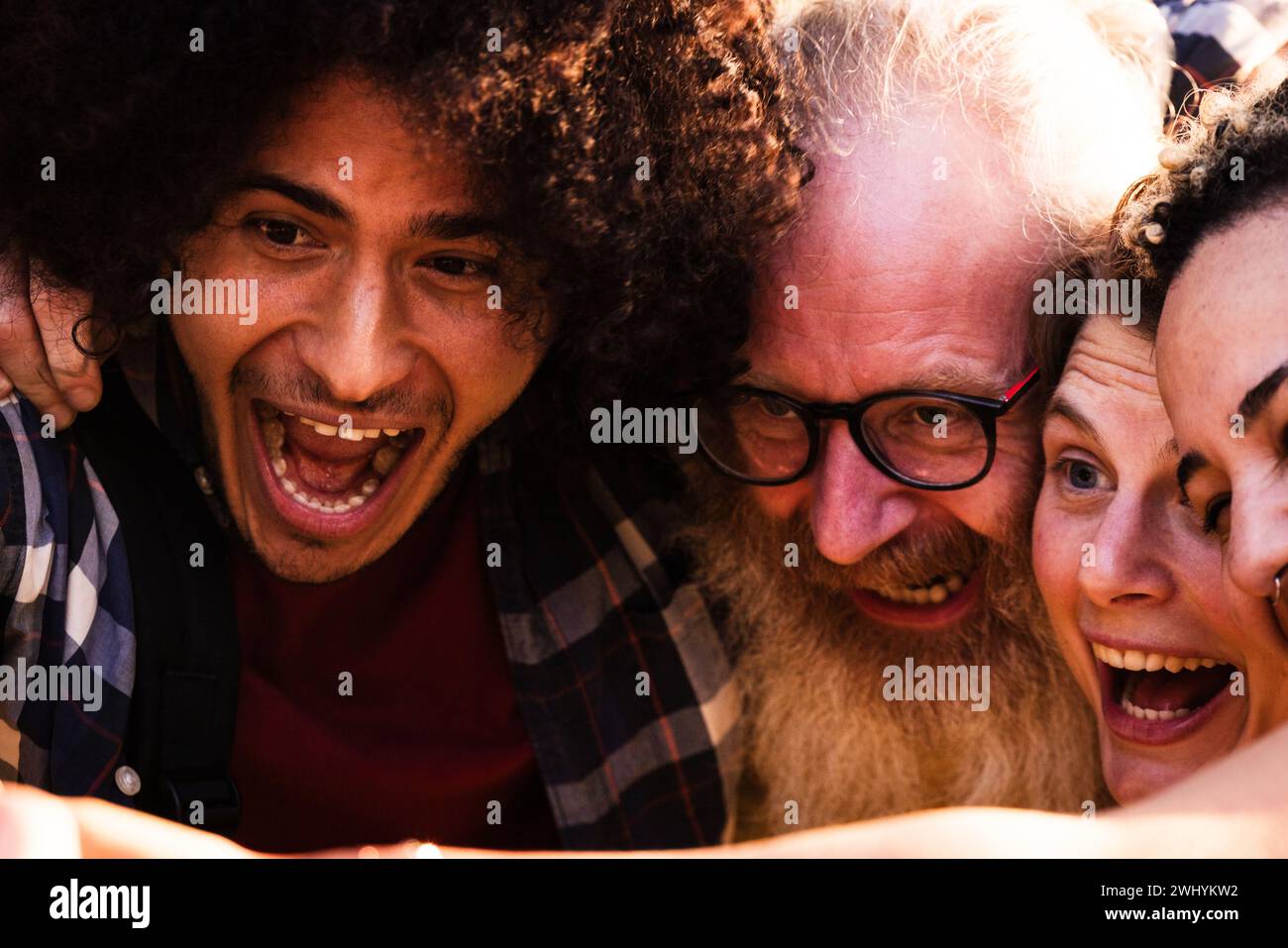 Verspielter Melting Pot verschiedene Freunde teilen einen freudigen Selfie-Moment Stockfoto