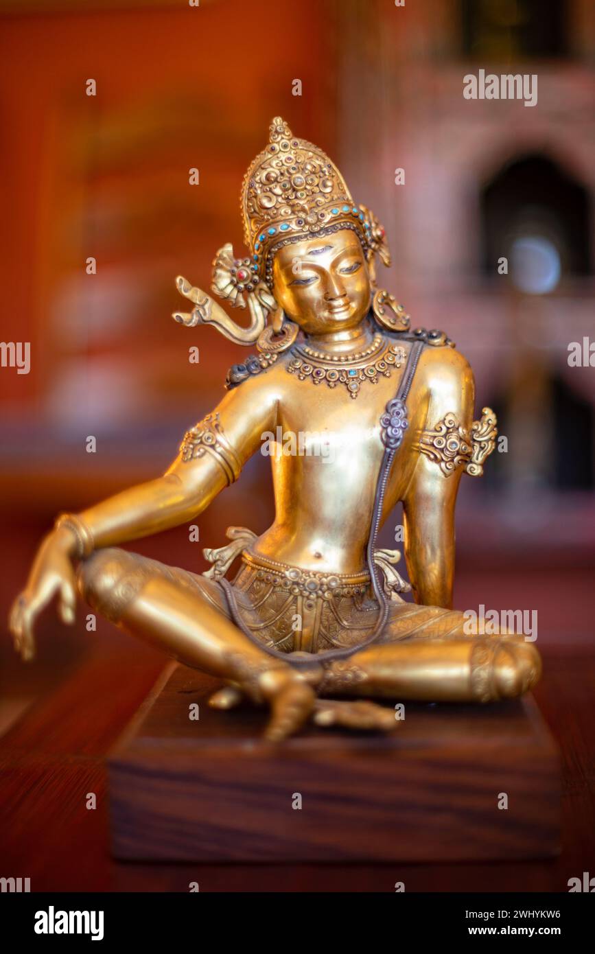 Klassisch, indisch, buddhistisch, Bronzestatue, Meditation, warme Umgebung, heitere, religiöse Kunst, ruhige Atmosphäre, spirituelle, Alt, Stockfoto