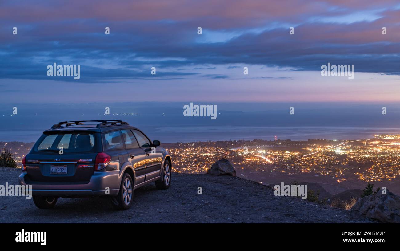 Subaru Outback, Geparkt, Stadtlichter, Santa Barbara, Dämmerung, Auto, Urban, Dämmerung, Fahrzeug, Abend, Transport, Stadtbild Stockfoto