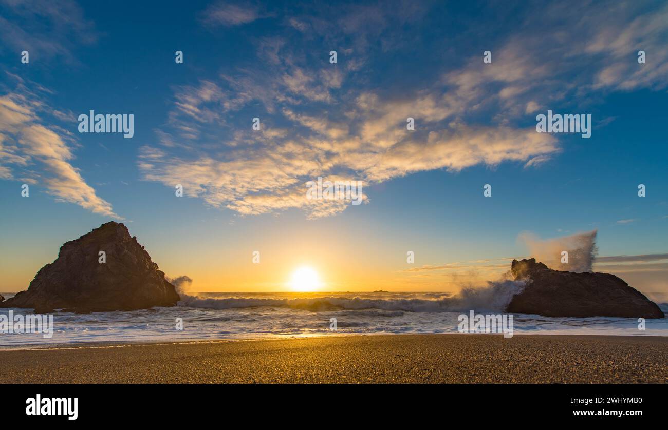 Wrights Beach, Sonoma County, Nordkalifornien, Sonnenuntergang, Küstenwellen, Meeresfelsen, Meereslandschaft, Küstenschönheit Stockfoto