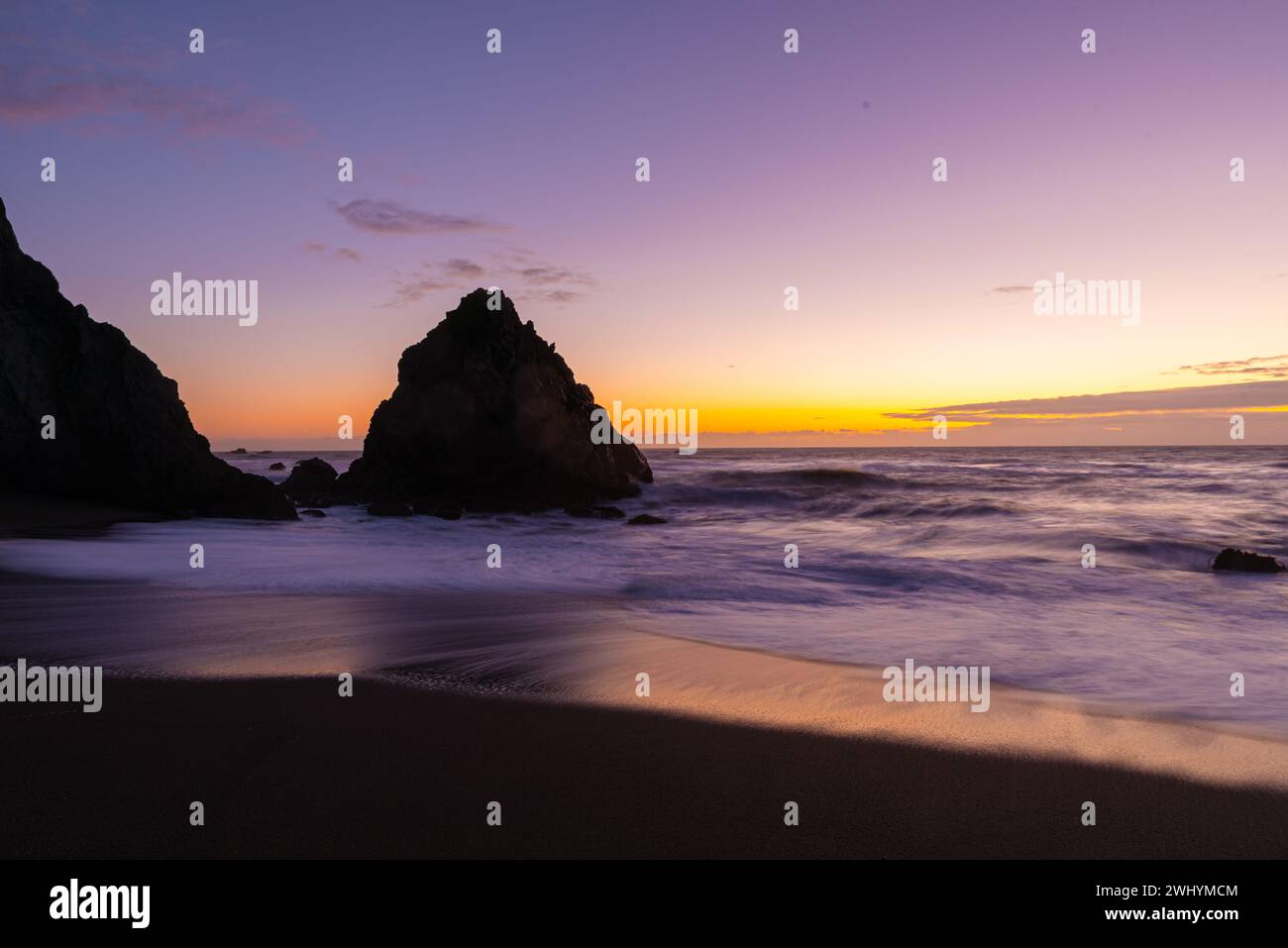 Wrights Beach, Sonoma County, Nordkalifornien, Sonnenuntergang, Küstenwellen, Meeresfelsen, Meereslandschaft, Küstenschönheit Stockfoto