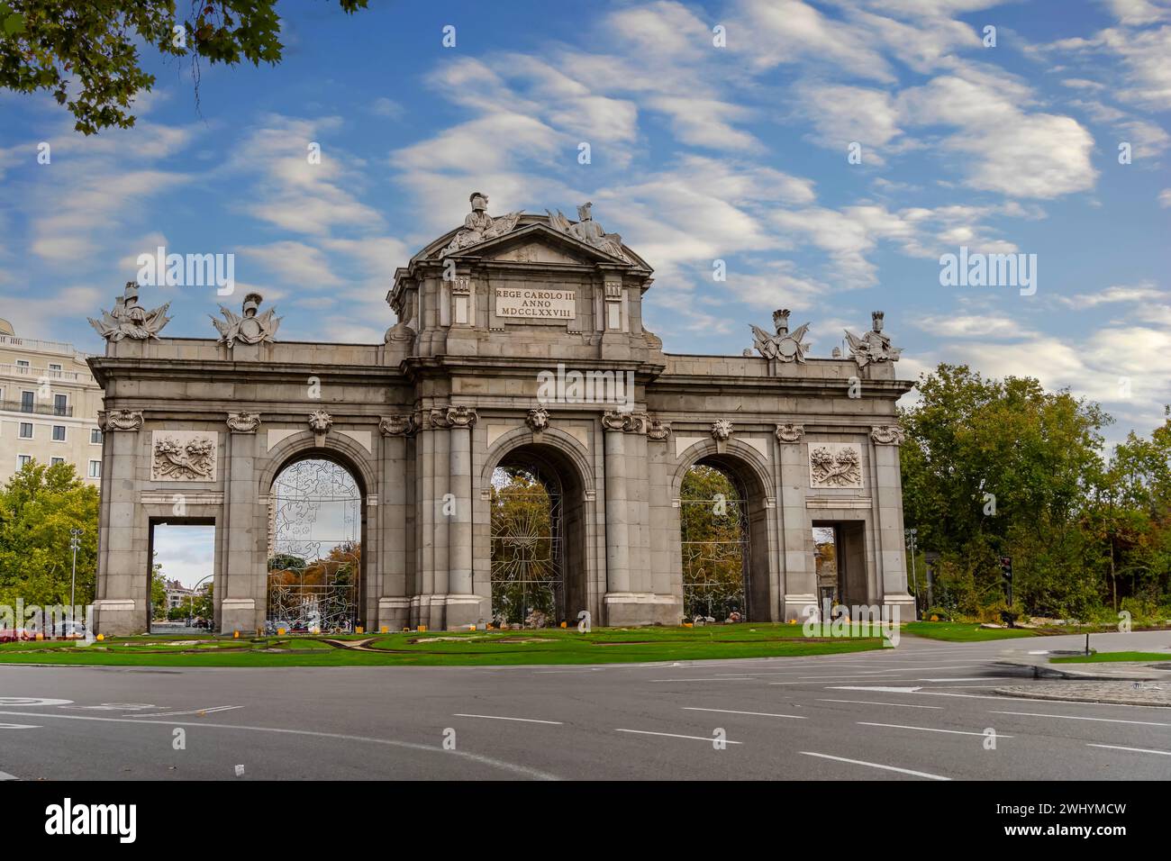 Die Puerta de AlcalÃ¡ ist Ein neoklassizistisches Tor an der Plaza de La Independencia in Madrid, Spanien Stockfoto